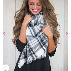 Black/white blanket scarf